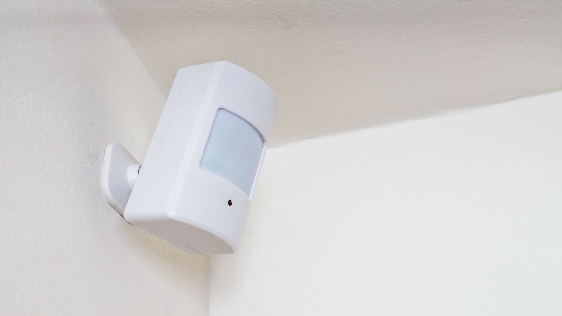 Read more about the article How PIR Motion Sensor Detects Movement and Why It’s a Smart Home Essential